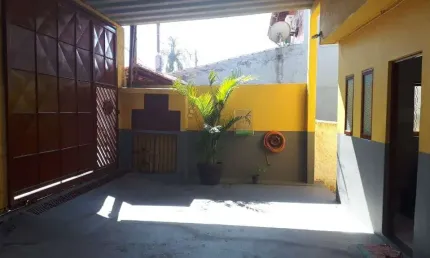 Casa espacosa 5002 contendo 2 dormitorios, 3 vagas de garagem, quintal com grama, edicula nos fundos com quarto, cozinha e banheiro, localizada a 1,3km da estacao Dom Bosco, escriturada com construcao