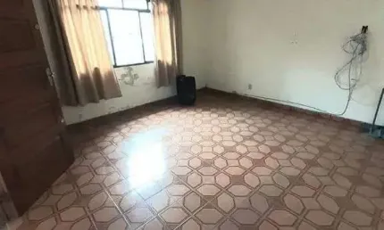 Casa com Edicula nos fundos - 4 dormitorios, vaga de garagem, quintal, bem localizada a 1,4km da estacao Dom Bosco