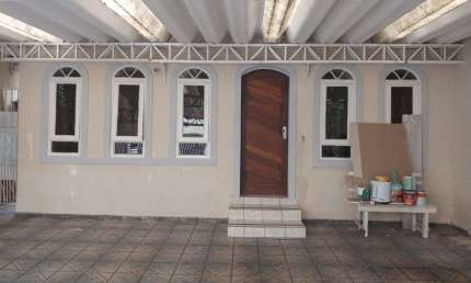 Sobrado 4 dormi, 2 wc, cozinha,  sala de TV e sala de jantar,  garagem 2 veiculos, lavanderia e churrasqueira.