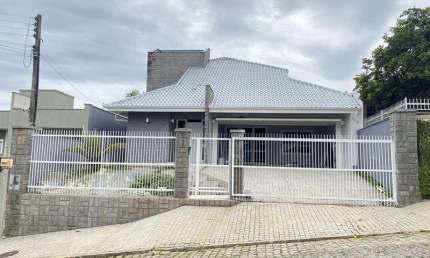 Casa com 3 quartos para alugar na Rua Luiz Perini, 312, Itaum, Joinville