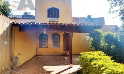 Sobrado com 2 quartos, sendo 1 suíte; quintal; 3 vagas; em Suzano/SP.