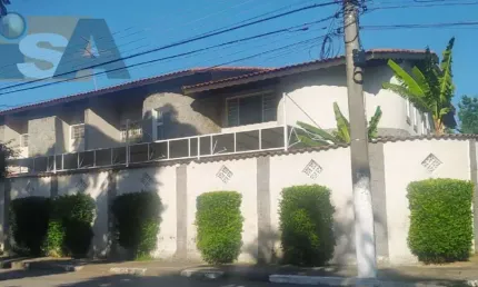Sobrado com 2 quartos, sendo 1 suíte; área gourmet com piscina; e 9 vagas em Suzano/SP.