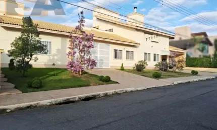 Sobrado com 4 suítes; e 9 vagas; e área gourmet com piscina; no condomínio Residencial Suzano, em Suzano/SP.
