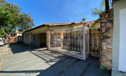 Casa Térrea com 4 dorms. sendo 1 suíte master; 4 vagas e piscina.