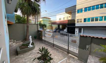 Casa térrea de esquina, com amplo quintal, no bairro Calmon Viana, Poá/SP.