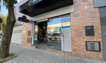 Salão Comercial na Rua Tiradentes, no centro de Suzano/SP.