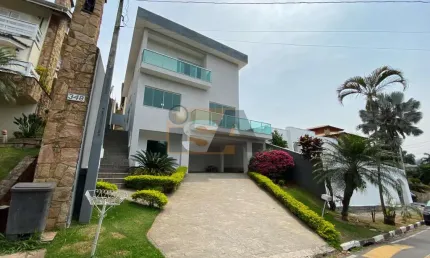 Sobrado com 3 suítes; cozinha planejada; área gourmet; e 4 vagas; no condomínio Arujá Country Club, em Arujá/SP.