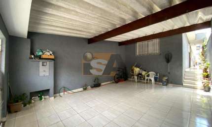 Casa térrea com 2 quartos, sendo 1 suíte; quintal; churrasqueira; e 2 vagas cobertas; no bairro Vila Colorado em Suzano/SP.