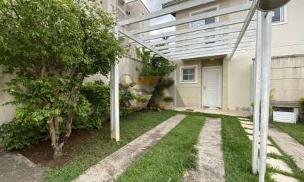 Sobrado com 3 quartos, sendo 1 suíte; sala; cozinha planejada; churrasqueira; e 2 vagas; no Villagio Florida, em Suzano/SP.