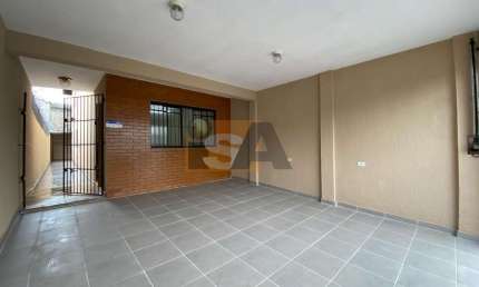 Sobrado no centro de Suzano; com 3 quartos, sendo 1 com sacada e suíte; sala; cozinha; e 2 vagas cobertas.
