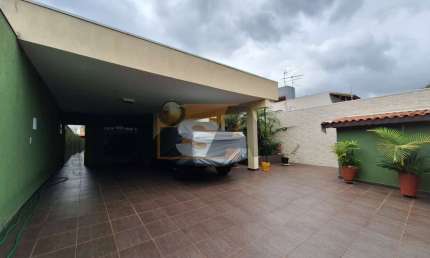 Casa térrea em Suzano/SP; 3 suítes; 4 vagas; edícula e amplo quintal