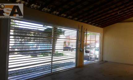 Casa térrea com 3 quartos, sendo 1 suíte; no bairro Vila São Francisco, em Suzano/SP.