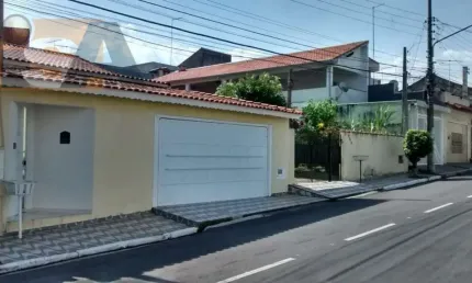 Casa Térrea com 3 quartos, sendo 1 suíte; 2 vagas cobertas; no bairro Cidade Edson, em Suzano/SP.