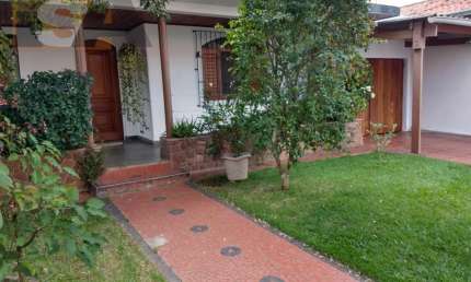 Casa térrea com 2 quartos; e 3 vagas no centro de Suzano/SP.