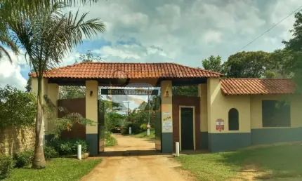 Sobrado com 4 quartos, sendo 1 suíte; 4 vagas; piscina; dentro de condomínio em Suzano/SP.