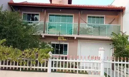 Linda casa, de 03 dormitórios, com vista mar, na Praia de Fora - Palhoça.