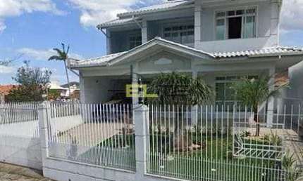 Casa de 04 dormitórios (01 suíte), área gourmet com churrasqueira a 40m do Mar na Praia de Fora - P