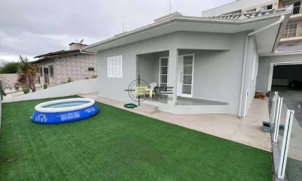 Casa à venda, semi-mobiliada de 3 dormitórios, sendo 2 suítes na Serraria, em São José/SC