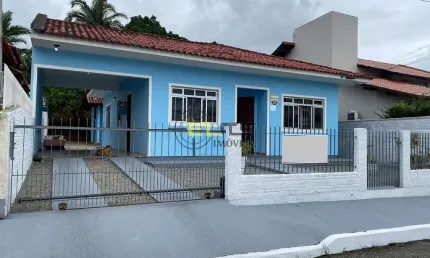 Casa à venda, com 3 dormitórios (1 suíte), edícula, churrasqueira no Pagani, em Palhoça/SC