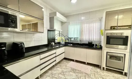 Casa à venda, semi-mobiliada com 04 dormitórios, sendo 01 suíte com banheira de hidromassagem em Ba