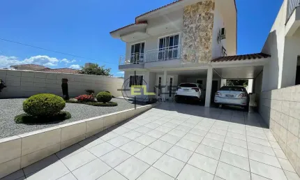 Casa à venda, com 3 dormitórios (sendo 1 suíte), 2 sacadas no Centro, em Palhoça/SC