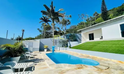 Casa à venda, PORTEIRA FECHADA com 3 dormitórios (1 suíte), piscina, edícula gourmet  na Praia de F