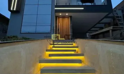 Casa Alto Padrão com Amplo terreno, de 3 dormitórios no Estreito/Florianópolis.