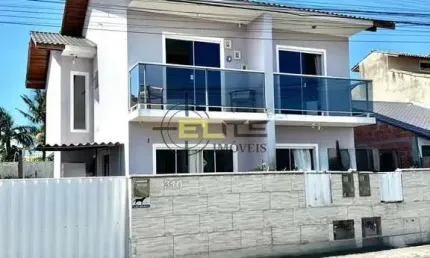 Sobrado com Piscina, de 2 dormitórios(1 suíte) na Barra do Aririú/Palhoça.