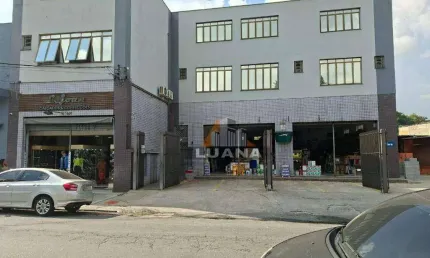 Predio com 2 Lojas e Deposito com 8 vagas de garagem em Rua Comercial defronte Agencia do Bradesco da Vila Jaguara.