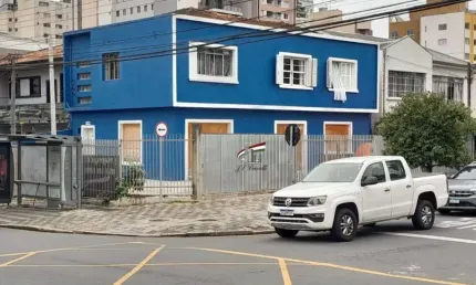 Sobrado para venda com 260m² de terreno no Centro de Curitiba - SO374