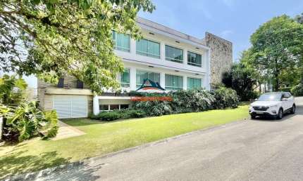 Casa de Luxo no Golf Gardens: 6 Quartos, 6 Suítes, 3 Salas, 8 Banheiros, 10 Vagas - Carapicuíba-SP - 1.200m²