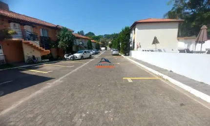 Casa em Condomínio à Venda em Cotia-SP, Jardim Torino: 2 Quartos, 1 Suíte, 2 Salas, 2 Banheiros, 1 Vaga, 50m². Venha Conferir!