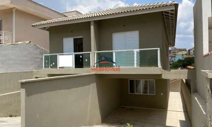 Casa de alto padrão em condomínio com 3 quartos e 4 vagas de garagem em Cotia-SP, Jardim Rio das Pedras!