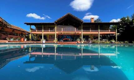 Imponente mansão de 5 quartos na Granja Viana: viva o luxo em um condomínio exclusivo em Cotia-SP!