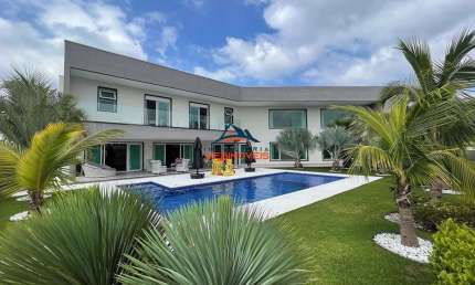 Luxuosa casa em condomínio na Granja Viana em Cotia-SP: 4 quartos, 4 suítes, 3 salas, 6 banheiros, 6 vagas de garagem, 883,58 m².