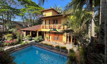 Casa de luxo em condomínio na Granja Viana, Cotia-SP: 4 quartos, 1 suíte, 3 salas, 4 banheiros, 4 vagas, 342,87m². Venha conferir!