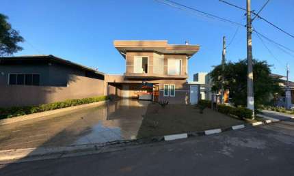Casa sobrado para venda no Condomínio Vila Real, lindo imóvel com piscina, churrasqueira, 4 vagas de garagens sendo 2 coberta.