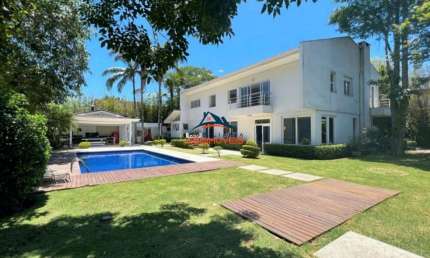 Imponente casa em condomínio à venda ou locação em Jandira-SP, bairro Jardim do Golf I: 4 quartos, 4 suítes, 3 salas, 6 banheiros, 6 vagas de garagem, 541,65 m².