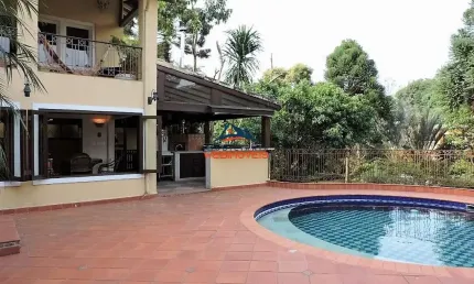 Luxuosa casa de 4 quartos e 2 suítes para venda ou locação em Cotia-SP, Chácara Eliana: 3 salas, 6 banheiros, 2 vagas, 517m².