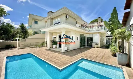 Casa de luxo em condomínio Golf Gardens em Carapicuíba-SP: 4 quartos, 2 suítes, 3 salas e 3 vagas de garagem!