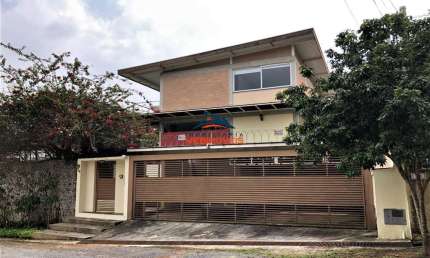 Casa de alto padrão à venda em Cotia-SP, Vila Santo Antônio: 3 quartos, 1 suíte, 3 salas, 3 banheiros, 3 vagas de garagem, 344,08 m² de área.