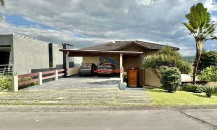 Casa de luxo à venda em condomínio exclusivo Golf Gardens, Carapicuíba-SP: 3 suítes, 4 salas, 4 banheiros, 4 vagas, 330 m².