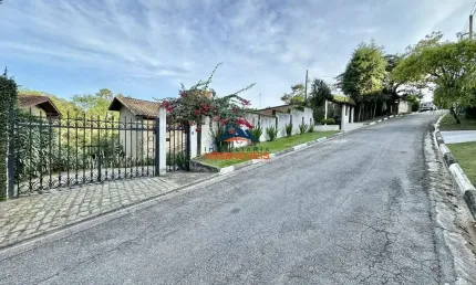 Imperdível! Linda casa em condomínio à venda em Carapicuíba-SP, Chácara São João. Com 3 quartos, 1 suíte, 3 salas, 3 vagas e 355m².