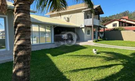 Casa em condomínio fechado com 4 quartos à venda na Rua Isid Dutra, Sambaqui, Florianópolis