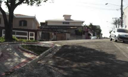 ALUGA CASA 1 DORMITÓRIO, SEM VAGA DE GARAGEM - VILA CAMPO GRANDE.