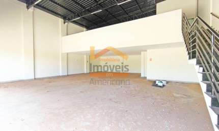 Salão Comercial de Alto Padrão com 3 Banheiros, 4 Vagas de Garagem e 286m² em Santa Bárbara D'oeste-SP no Jardim Amélia.
