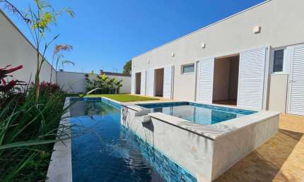 Casa de luxo em condomínio no Parque Fortaleza, Nova Odessa-SP: 3 quartos, 3 suítes, 5 banheiros, 6 vagas de garagem.