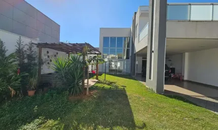 Casa à venda em Americana-SP, Jardim Terramérica II: 3 quartos, 1 suíte, 3 banheiros, 4 vagas, 200m² de área. Confira já!