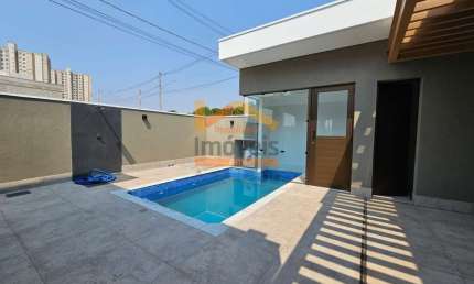 Casa de alto padrão em condomínio no Jardim Solar das Esmeraldas, Nova Odessa-SP: 3 quartos, 1 suíte, 2 salas, 4 banheiros, 2 vagas, 185m².
