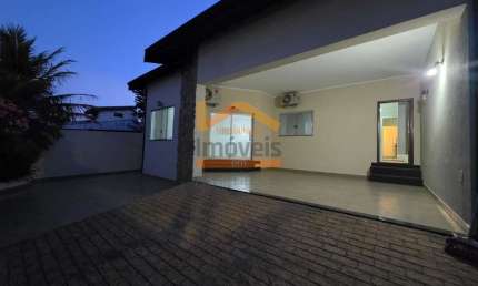 Imperdível oportunidade de casa para venda ou locação no Jardim Ipiranga, Americana-SP: 3 quartos, 1 suite, 3 salas, 3 banheiros, 4 vagas de garagem, 207,00 m² de área.